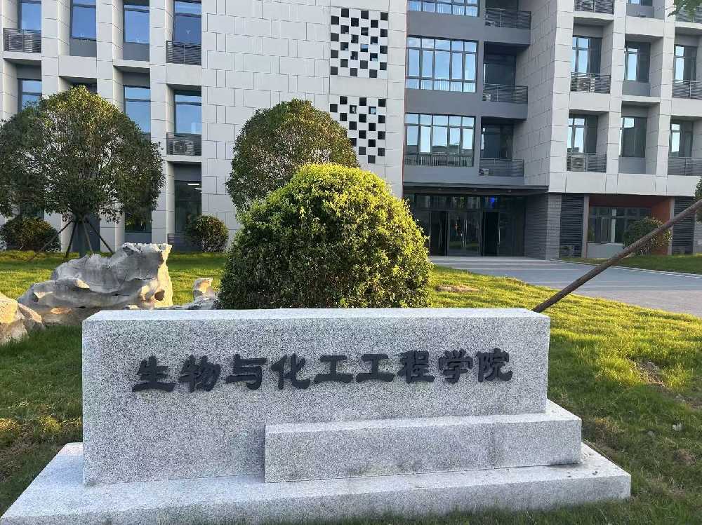 连山县扬州职业大学体育场高杆灯项目